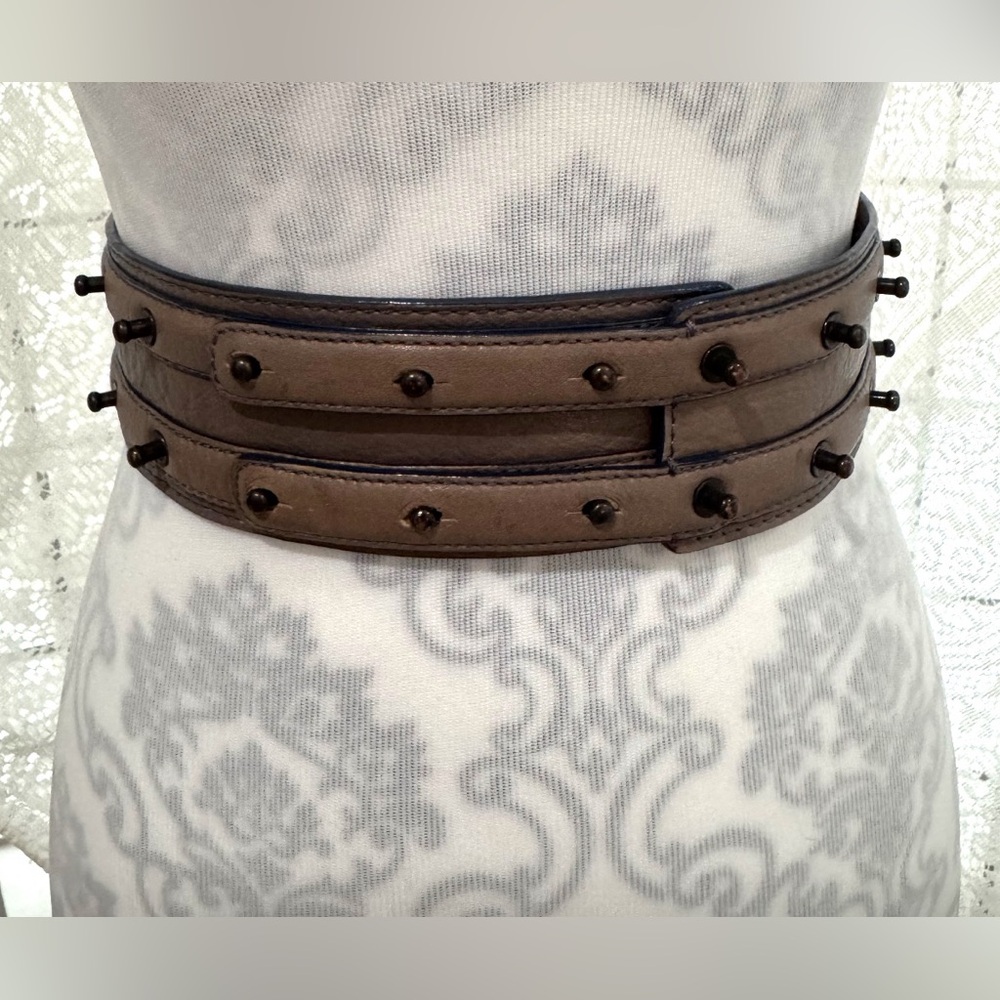 BCBGMAXAZRIA Studded Vintage Statement Belt Size XS
Brown Leather Cinch Belt GUC